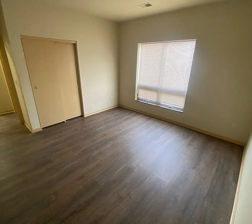 1210 W North Ave