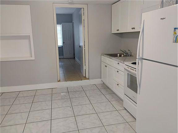 2nd image of 242 SE Park St APT 2
