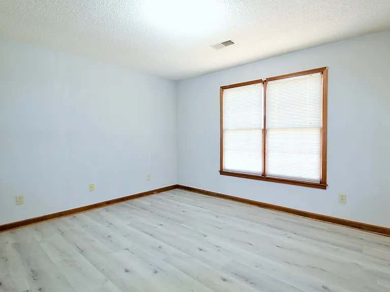585 Wayside Dr — Photo 15