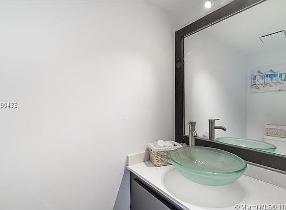 5th image of 555 NE 15th St Penthouse K