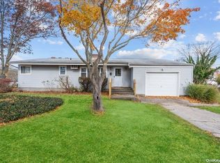 3 Newton St, Sayville, NY 11782