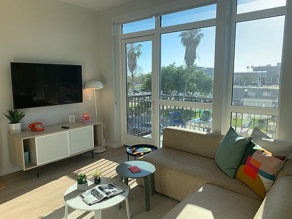 4th image of 3800 S Figueroa St #607