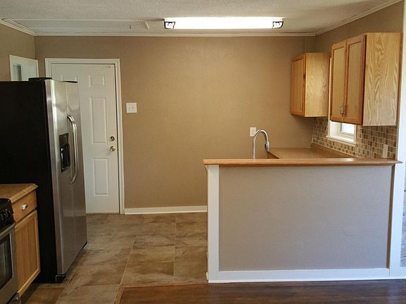 Spacious kitchen with lots of cabinets and counter space