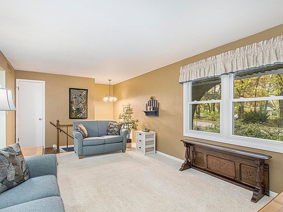 5th image of 92 Oak Valley Dr