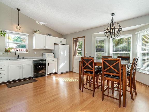 5th image of 1584 Covina Dr