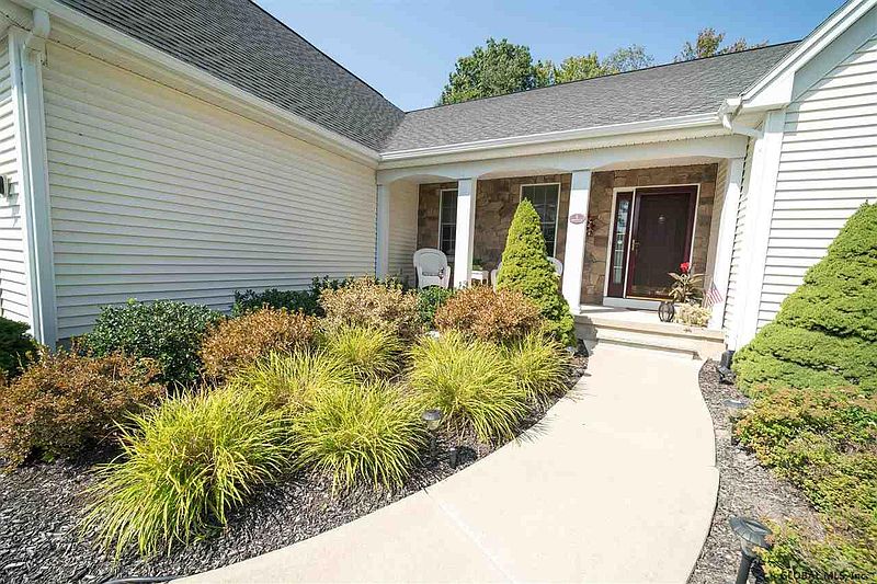 2nd image of 4 SUMMERFIELD Circle