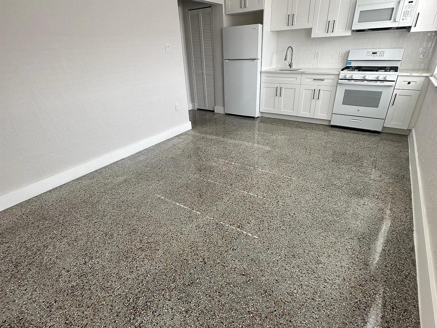 211-215 Sw 18th Ave - Falcap 4. Llc - 215 - 2 — Photo 2