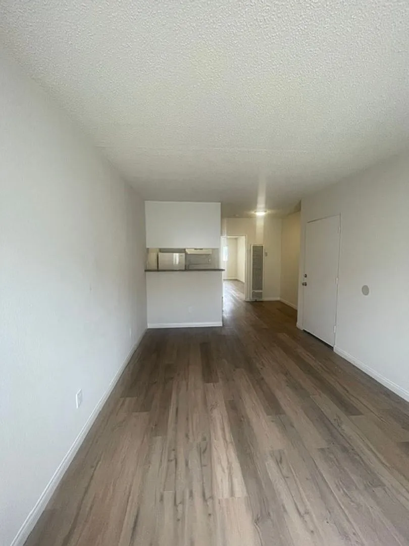 8240 Whitsett Ave — Photo 2