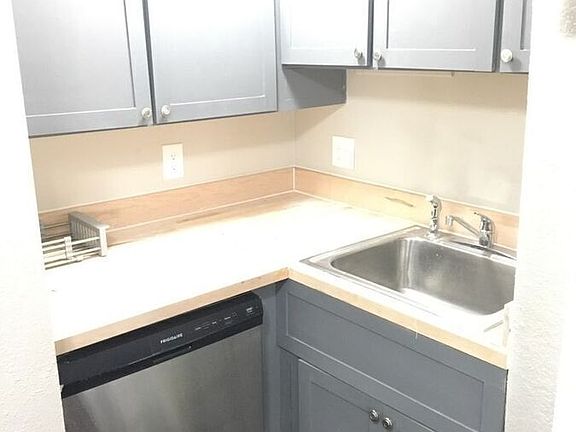 4th image of 1220 Lilac Dr N Unit B