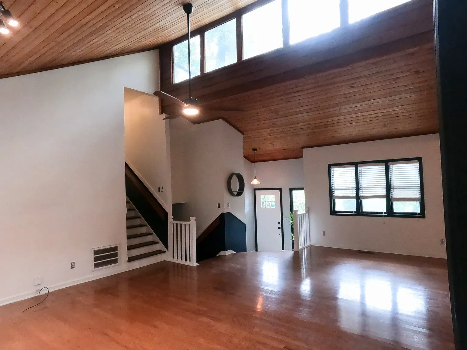 5 bed, 2674 sqft, $3,500 — Photo 2