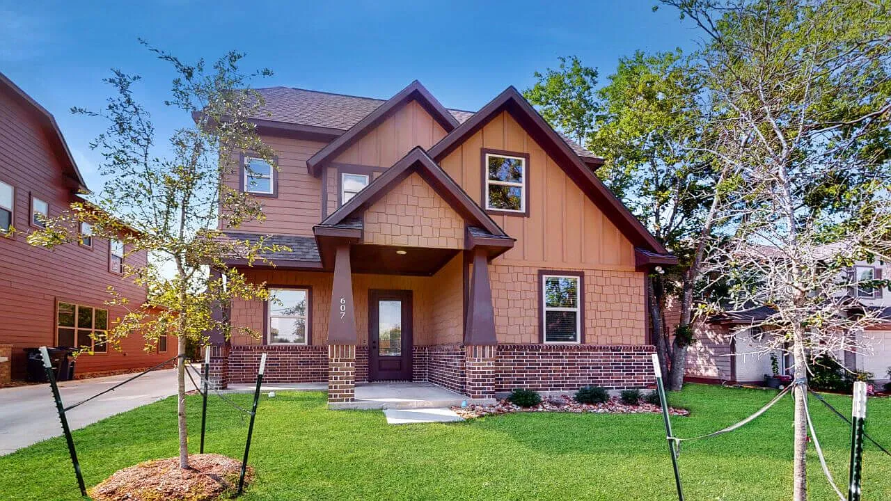 5 bed, 2222 sqft, $4,695 — Photo 1