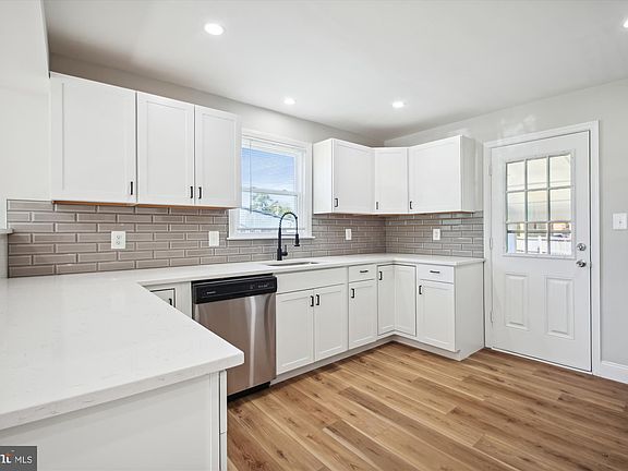 3rd image of 8 Chester Cir