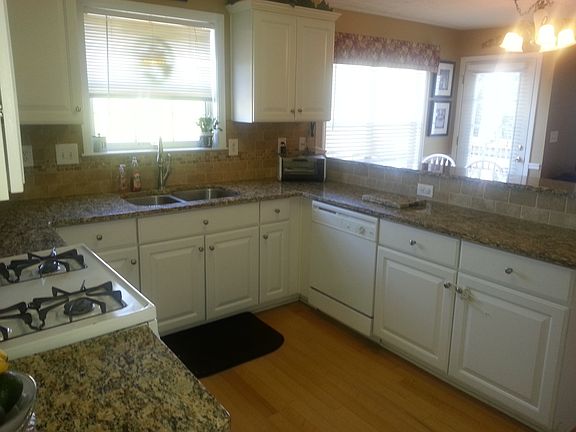 Tile backsplash & SS Sink
