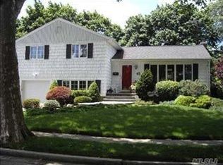 45 Cranberry Ln, Plainview, NY 11803