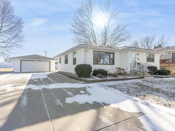 705 E Circle Dr, Montgomery, MN 56069