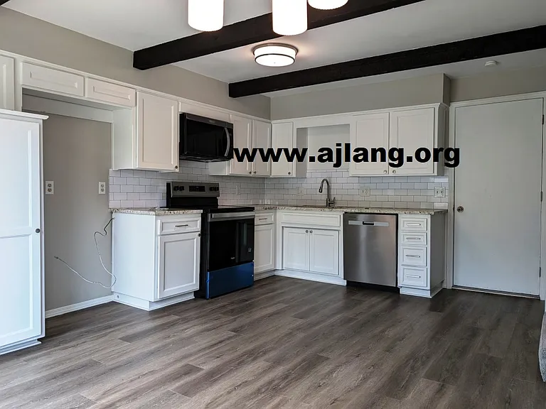 1611 E Cedar Pl — Photo 2