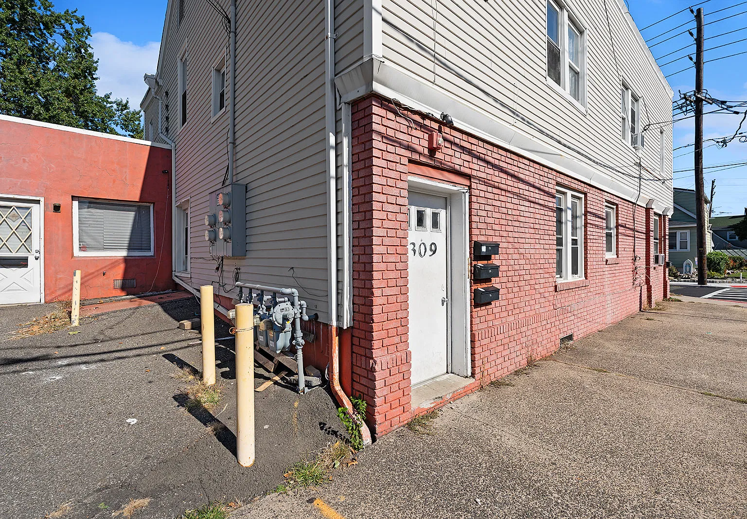 3 bed, 1300 sqft, $2,370 — Photo 2