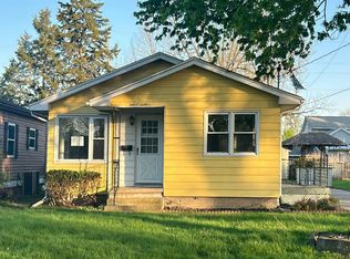 407 6th St, Camanche, IA 52730