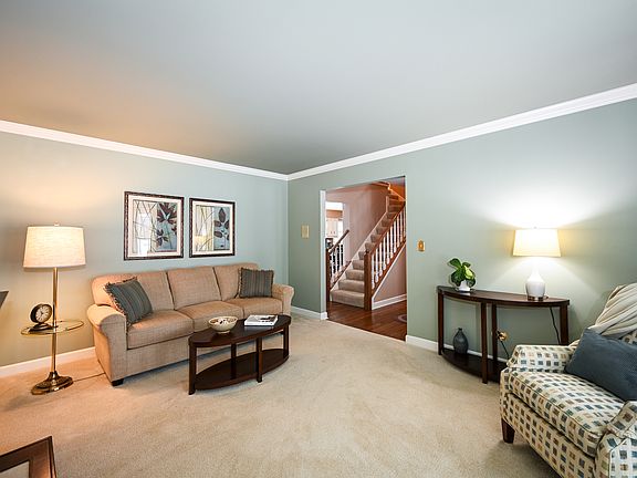 3rd image of 880 Hampton Dr