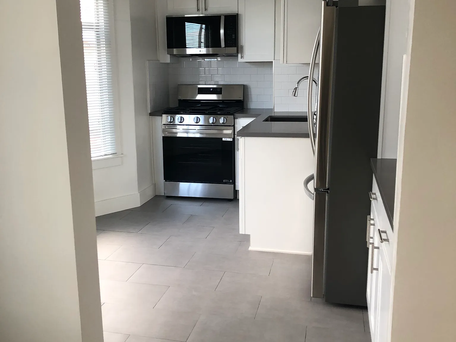 2410 Chestnut Street Apartments — Photo 3