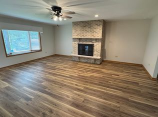 881 Glenmore Ct #1, Elgin, IL 60124