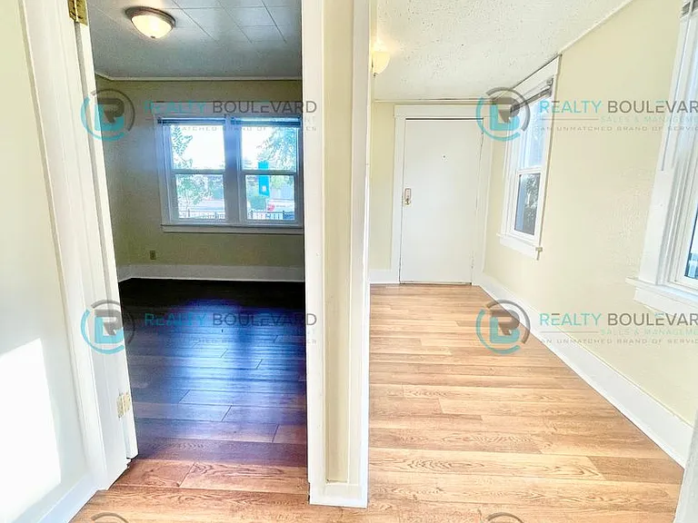 722 E 7th St — Photo 4