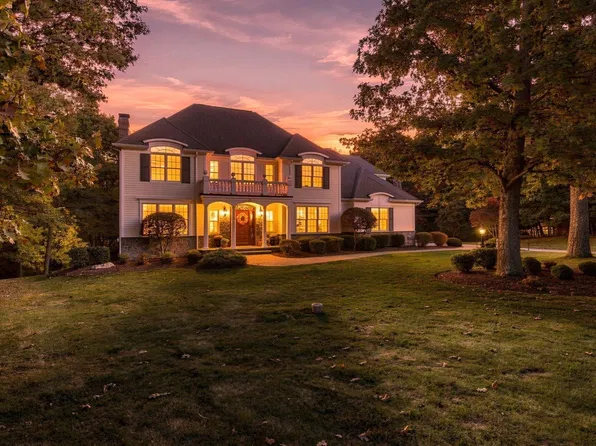 16 Falcon Hts, Wilbraham, MA 01095