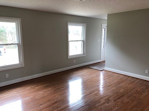 4th image of 90 Edge Lawn Ave