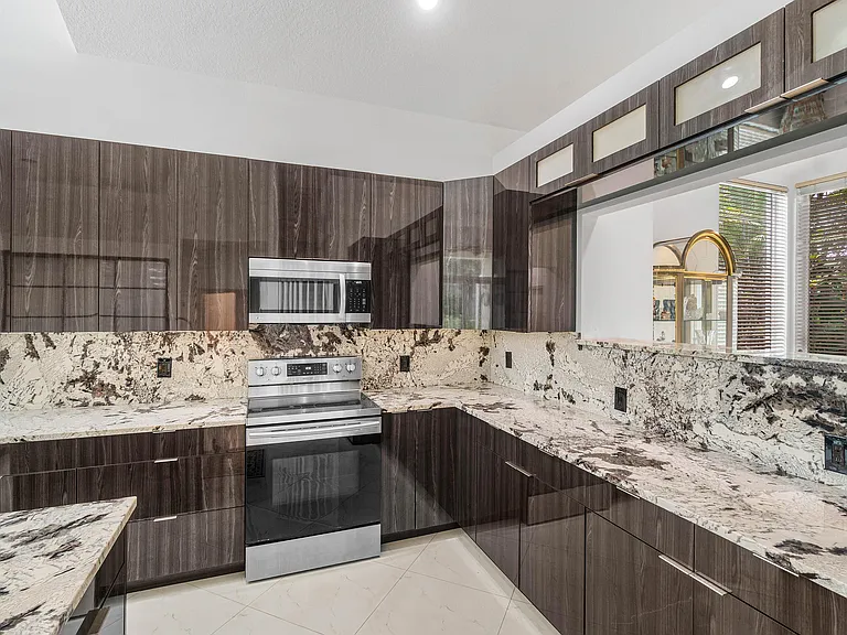 7087 NW 78th Pl — Photo 10