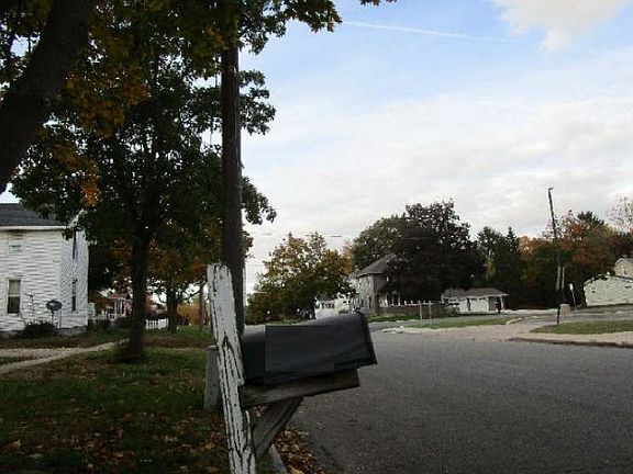 5th image of 610 S Park St