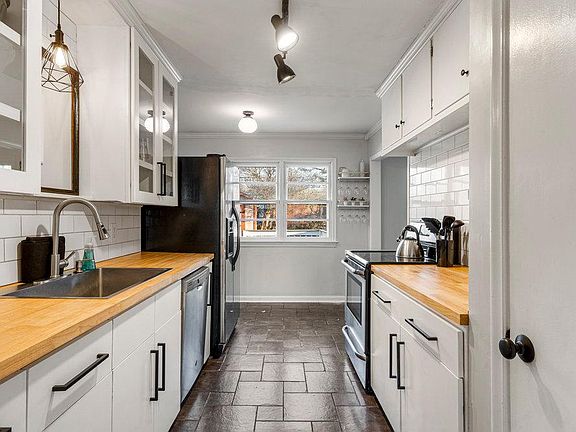 Kitchen - Electric stove