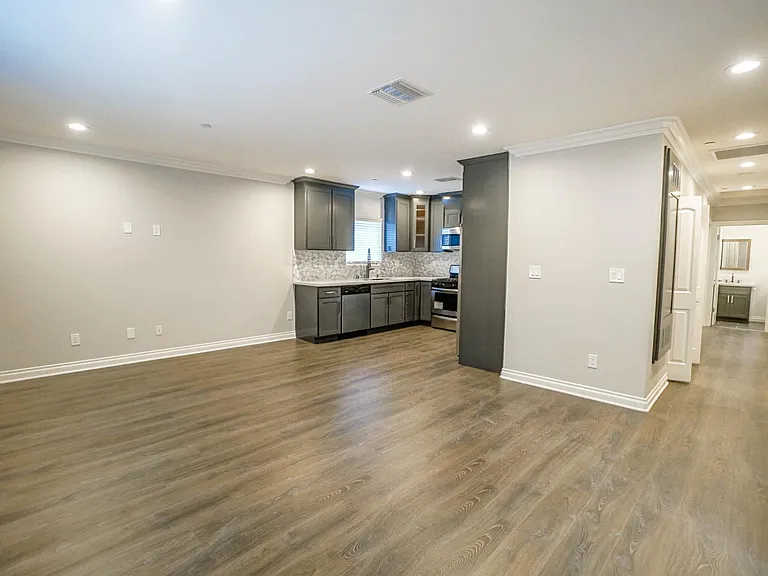 1118 1/2 W 39th Pl — Photo 2
