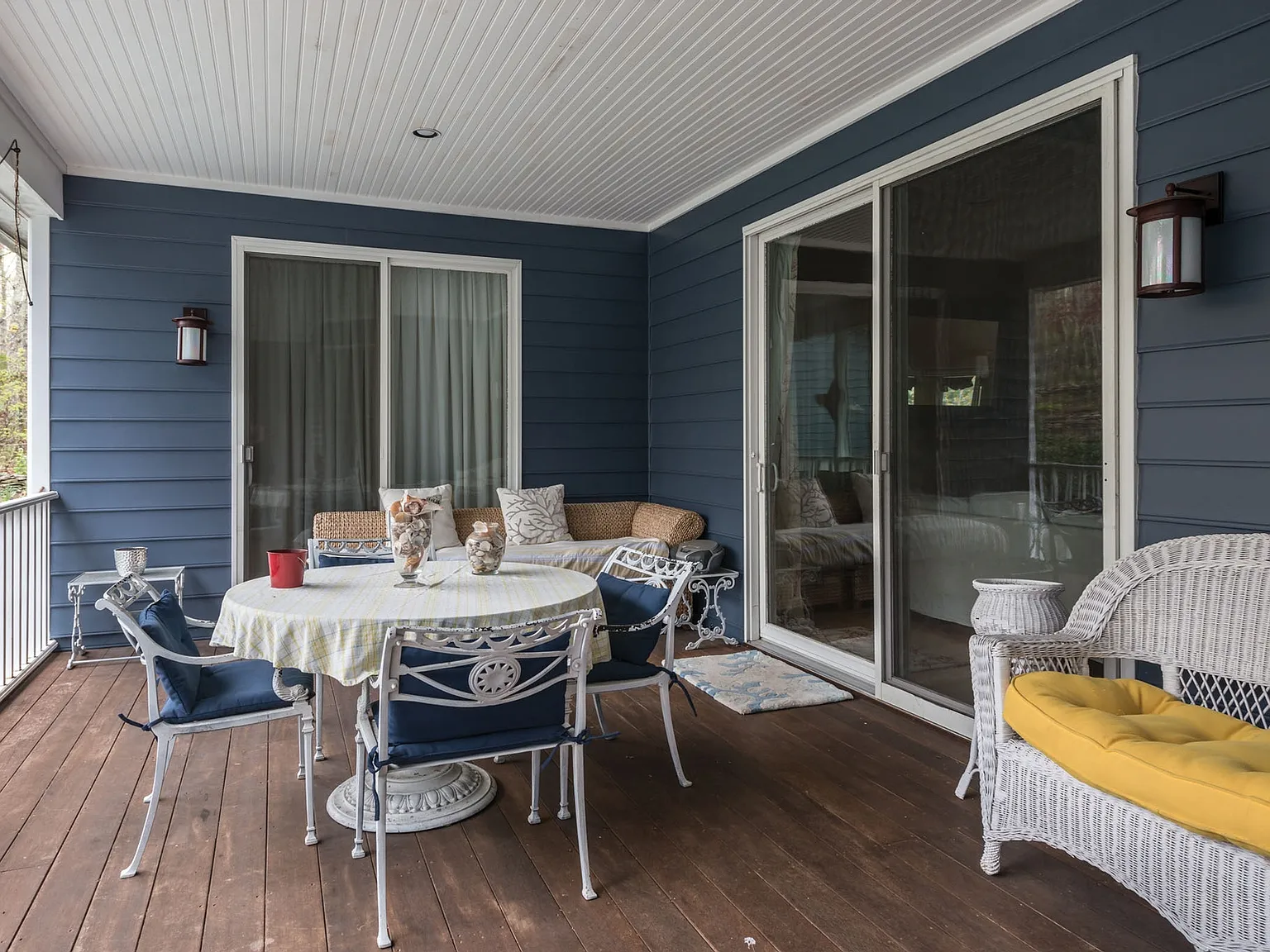 Five Bedrooms With Pool Close to Sag Harbor & Southampton — Photo 4