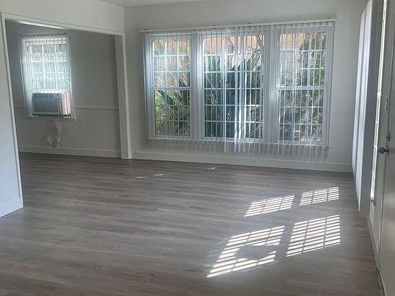 2nd image of 15509-15513 Victory Blvd #13E