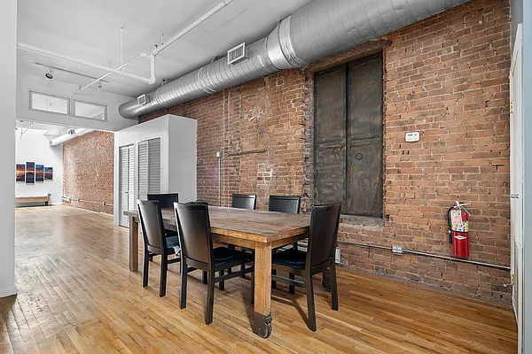 Rented by Ozymandius Realty | media 8