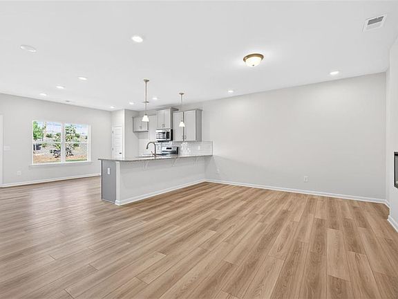 3rd image of 312 Caroline Pl