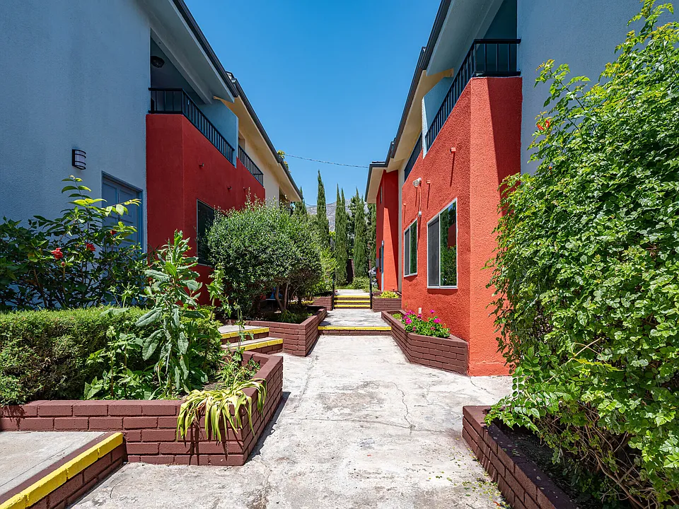 713 E Altadena