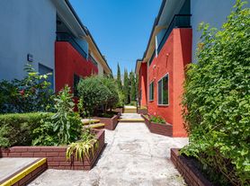 713 E Altadena