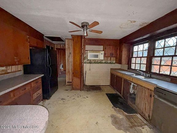 2nd image of 3915 Troy Ave