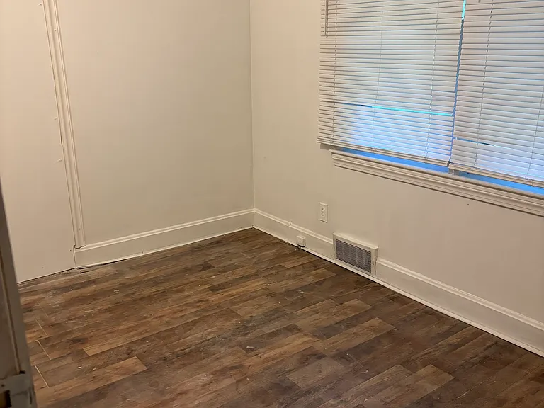 2111 E East Ln — Photo 16