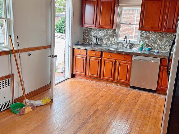 3rd image of 180 Jefferson Ave #1