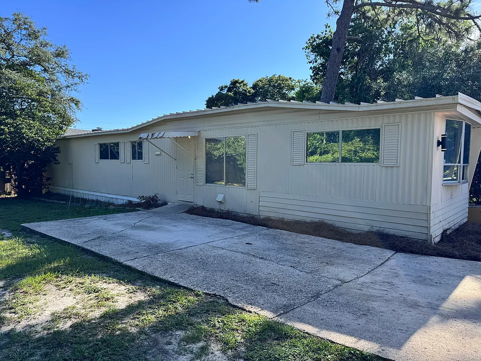 812 Blossom Dr