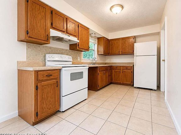 3rd image of 2028 Rollins Dr SE