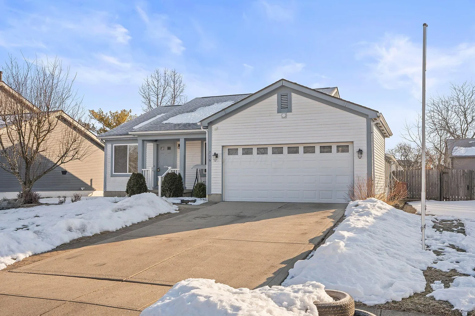 716 Academy Dr photo 1