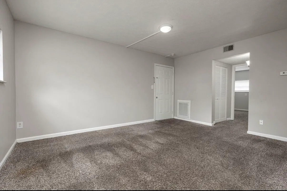 2718 Rockford Ln — Photo 4