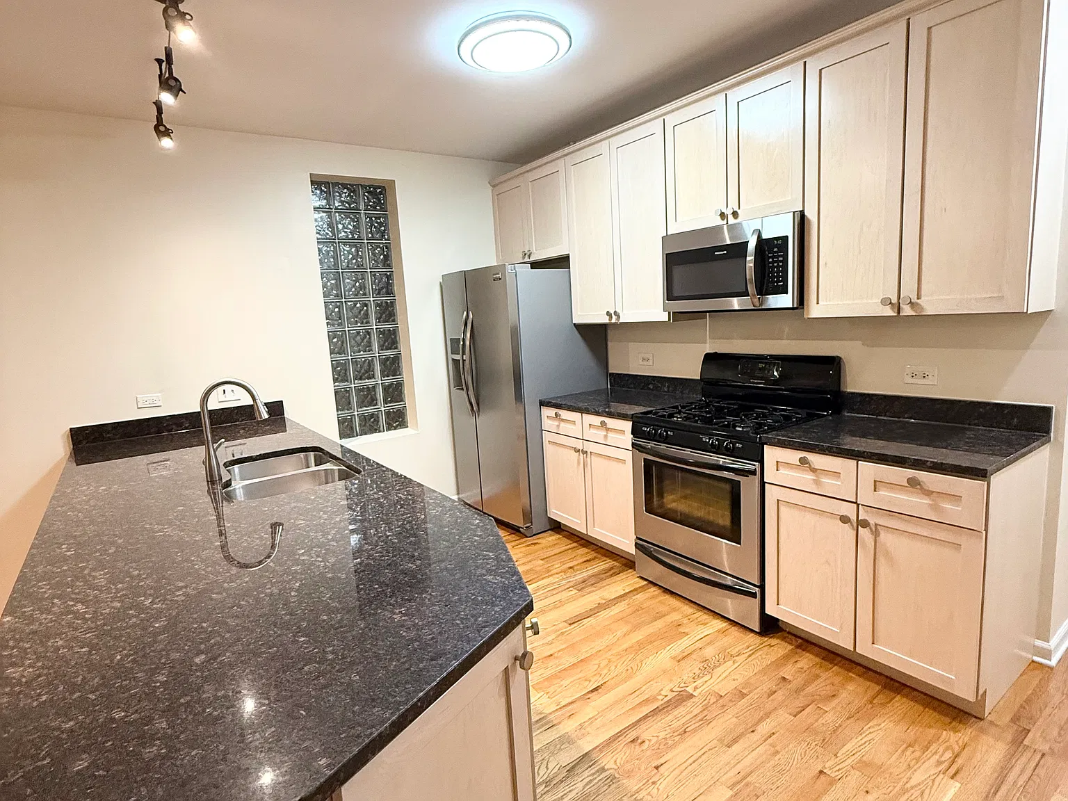 2 bed, 1200 sqft, $2,600 — Photo 3