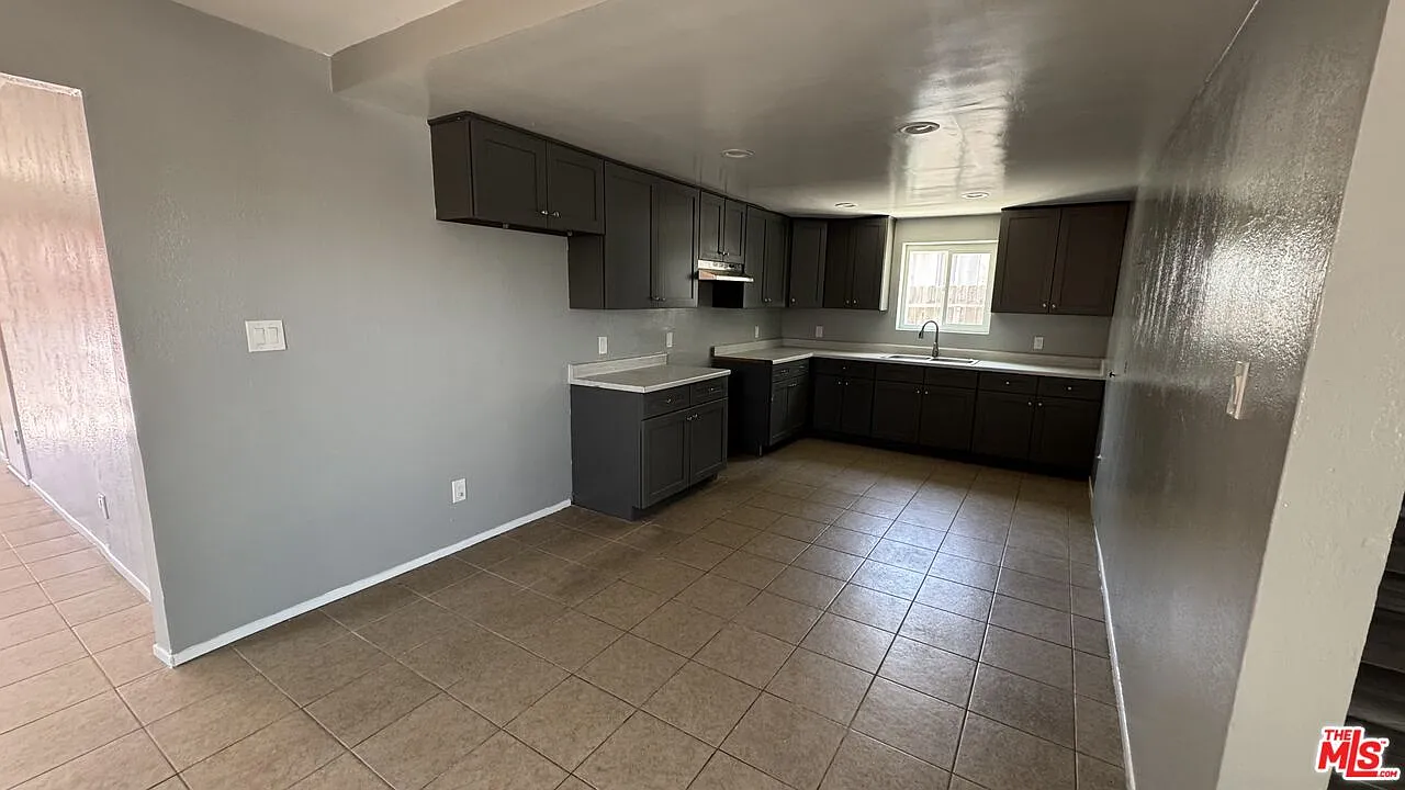 4 bed, 1.0 bath, 2202 sqft, $3,650 — Photo 4