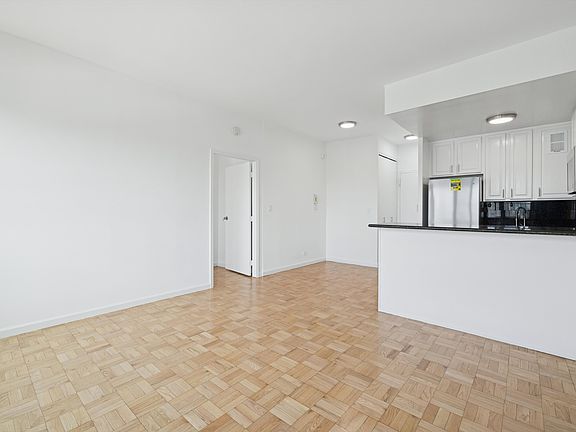 4th image of 210 E 15th St #Penthouse C