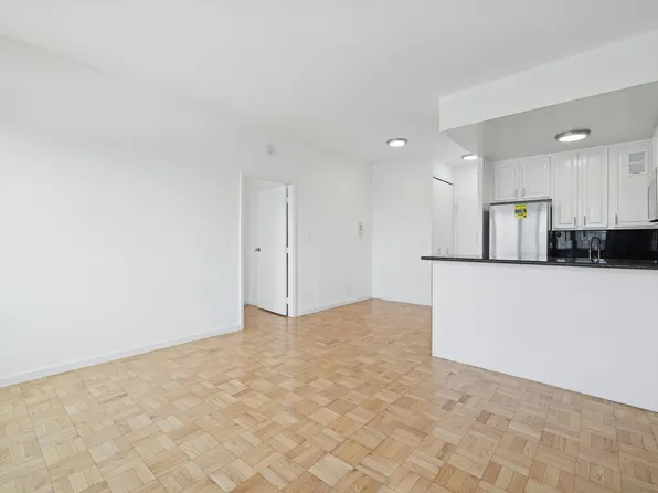 210 East 15th Street image 3 of 21