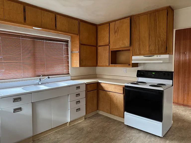 125 S Pine St — Photo 2